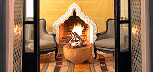 Petit salon cheminée au Ryad Dyor Marrakech