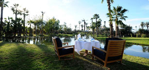 Déjeuner dans le jardin au bord de la piscine du Namaskar Marrakech