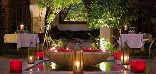 Diner aux chandelles au bord du bassin à La Villa Nomade Marrakech